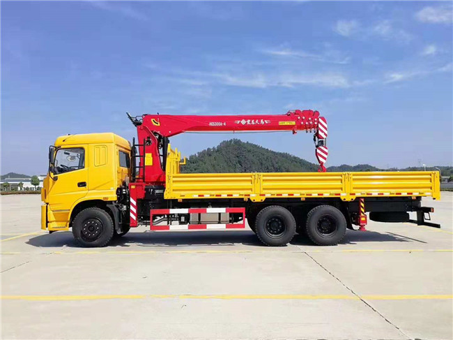 三環后八輪短軸距隨車吊，可選裝8噸、10噸、12噸吊機