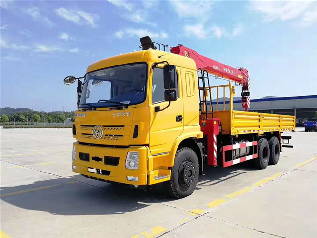 三環后八輪短軸距隨車吊，貨箱7.2米