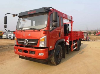 裝6.3噸吊機，廂長5.8米的，最便宜的東風隨車吊（自備吊）